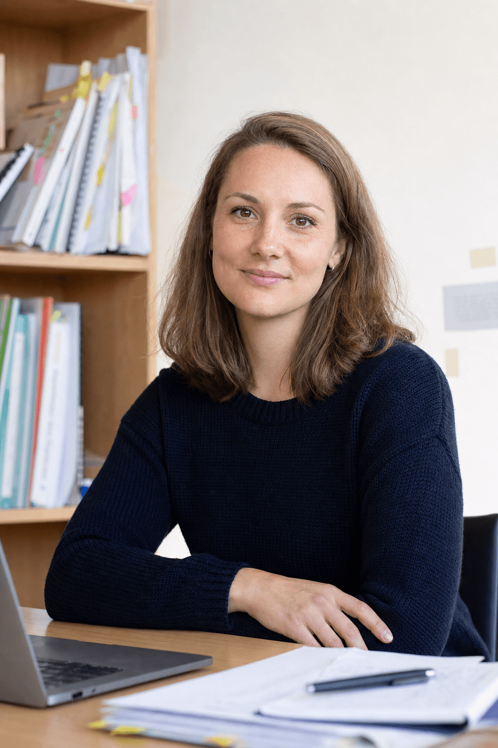 Lea Martens an einem Schreibtisch mit Seminarunterlagen